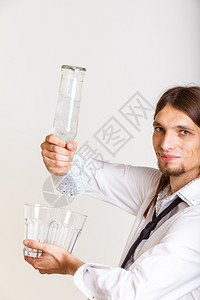 酒鬼从瓶子里倒满玻璃男酒龙头把倒进杯子里保从瓶倒满玻璃图片