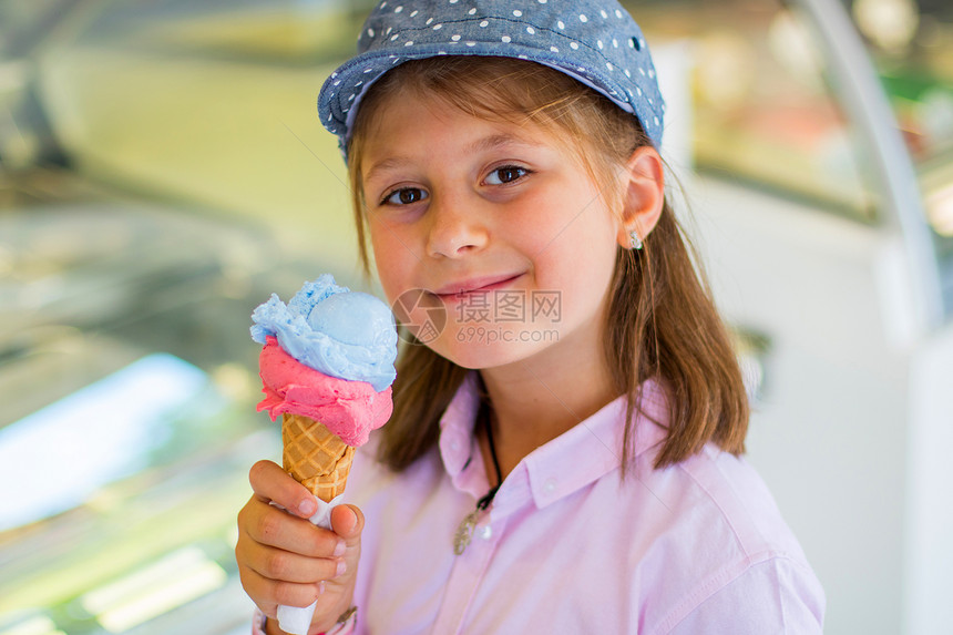 在户外吃冰淇淋的漂亮女孩