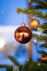 传统装饰圣诞树的概念配有圣诞和雪元素图片