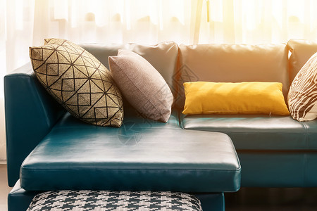 黄色枕头现代客厅上午有绿色皮沙发和枕头背景