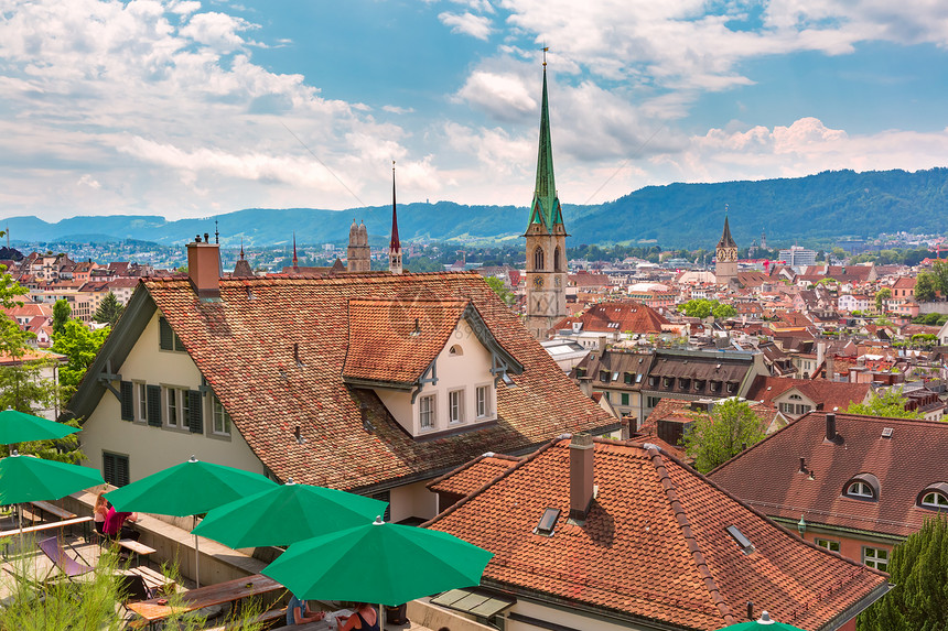 瑞士最大的城市苏黎世瑞士最大的城市苏黎世旧的屋顶和教堂塔空中观察图片