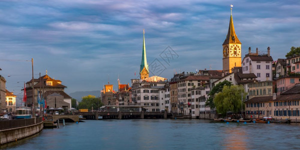 著名的Fraumunster和圣彼得教堂以及瑞士最大的城市苏黎世最大的城市苏黎世老日落时的Limmat河的全景地标高清图片素材