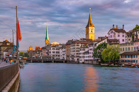 著名的Fraumunster和圣彼得教堂以及瑞士最大的城市苏黎世最大的城市苏黎世老日落时的Limmat河的全景建筑学高清图片素材