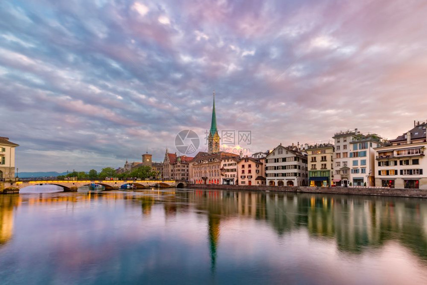 瑞士最大的城市苏黎世旧日出时著名的Fraumunster教堂在Limmat河上反射苏黎世是瑞士最大的城市苏黎世图片