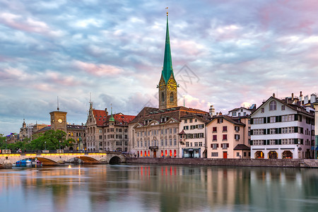 著名的Fraumunster教堂和日出时的Limmat河位于瑞士最大的城市苏黎世老瑞士最大的城市苏黎世宗教的高清图片素材