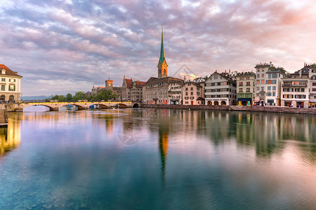 著名的FraumunsterFraumunster在瑞士最大的城市苏黎世老日出时在Limmat河的反射瑞士最大的城市苏黎世建筑高清图片素材