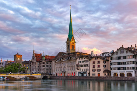 著名的Fraumunster教堂和日出时的Limmat河位于瑞士最大的城市苏黎世老瑞士最大的城市苏黎世阳光高清图片素材
