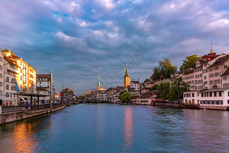 著名的Fraumunster教堂圣彼得和瑞士最大城市苏黎世老日落时的Limmat河最大的高清图片素材