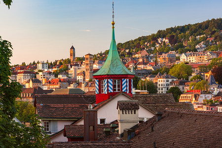 苏黎世老城的屋顶和塔楼是瑞士日落时最大的城市图片