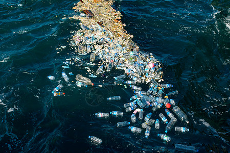 塑料水瓶污染海洋高清图片