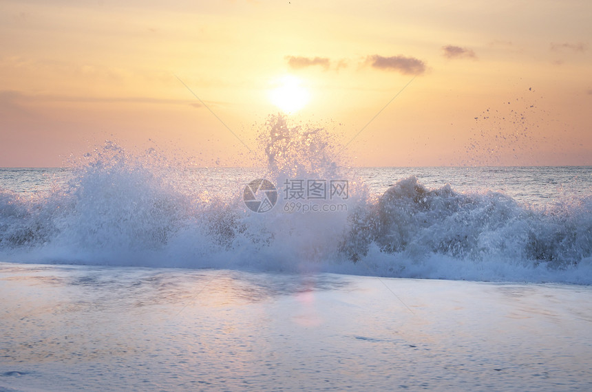 海浪在岸边喷发自然成分图片