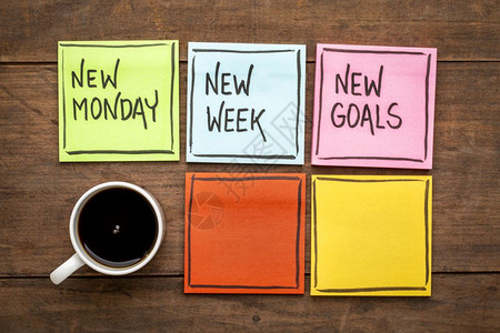 新学期新目标新的星期一周目标写在多彩的粘贴纸条上笔迹加一杯咖啡背景