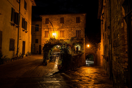 欧洲老城小巷夜景图片