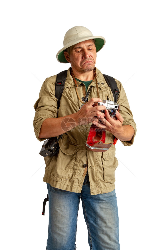 穿着软帽头盔和卡其衣服的旅行者在相机上拍摄一些照片图片