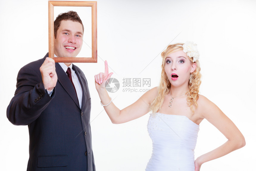 结婚日积极关系概念用空相框装饰的格室和新娘抱用空相框装饰的格室和新娘抱空相框图片