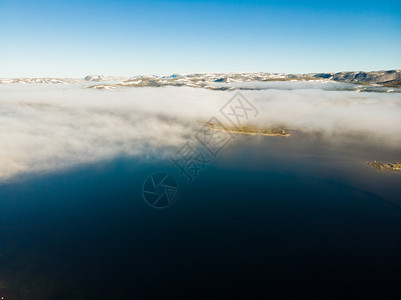 空中观景Hardangervidda山脉高原挪威地貌早晨湖水上空云层旅游者Hardangervidda路线挪威Hardanger公园高清图片素材