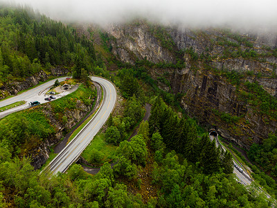 挪威马博达莱恩河谷的绿色夏季山丘有隧道的旧公路和新全国旅游者Hardangervidda路线航空视图挪威山区有隧道的公路开车高清图片素材