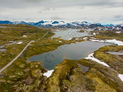 穿越山地的公路远处雪峰和冰川旅游景点5Sognefjellet挪威空中视图山地景观挪威路线Songnefjellet索涅菲耶尔斯维根高清图片素材