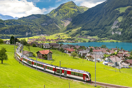 风景如画的瑞士风景瑞士奥布瓦尔登州隆盖恩县瑞士斯韦村隆盖尔恩瑞士格村著名的红色旅游全景电动火车背景
