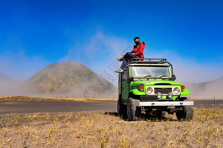 在印度旅游景点火山附近的越野吉普车图片