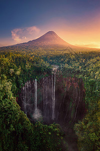 超广角日出图图姆帕克塞武瀑布和梅鲁山日出时的空中景象位于印度尼西亚卢马扬省瓦东部背景