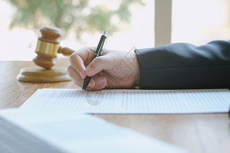 法律顾问向客户提出一份与手架和法律签订的合同司法和律师概念金融高清图片素材