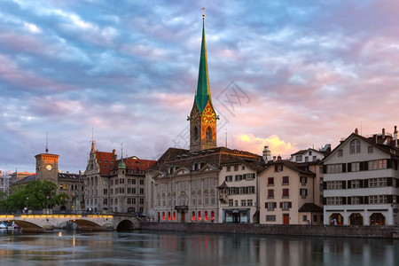 瑞士最大的城市苏黎世老日出时著名的Fraumunster教堂和Limmat河瑞士最大的城市苏黎世建筑高清图片素材