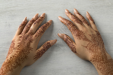摩洛哥妇女用传统染花的手图片