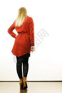 时装女郎穿着长的红色旧礼服黑短腿和棕高跟鞋图片