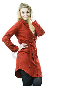 穿着长的红色古装和黑短裙的时装妇女秋季服装概念图片