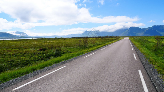 穿过挪威洛福滕群岛沃甘市诺尔特兰县Gimsoya岛景观的公路旅游景点图片