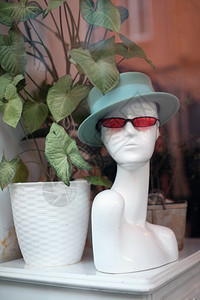 女人用帽子和眼镜打人图片
