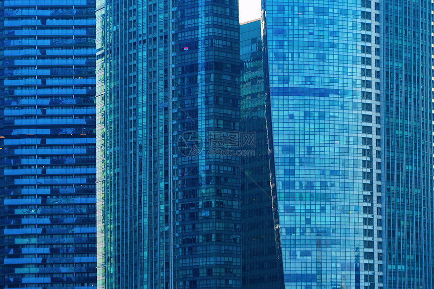 办公楼窗户蓝色玻璃建筑的外观设计反映城市的天空下新加坡市金融区图片