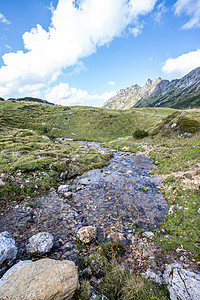 阿尔卑斯山的长小溪流山地风景图片