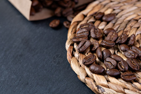 咖啡豆翻过黑暗背景咖啡豆图片