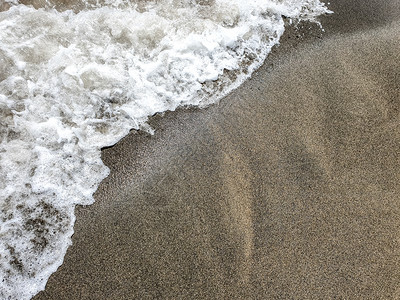 黑沙滩上的海浪图片