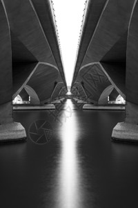 在埃斯普拉纳德桥下对建筑概念结构的反射城市新加坡下区单色图像背景图片
