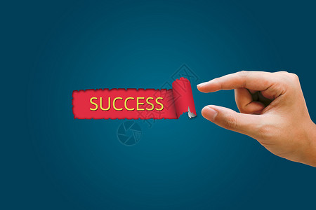 成功的概念女商人手拉蓝皮纸显示成功文本的红色背景背景图片