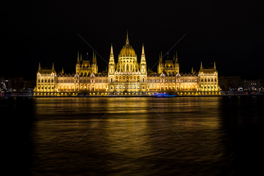 匈牙利布达佩斯议会夜间在多瑙河上图片