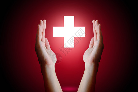保健概念女手持和保护红色背景的医疗标志图片