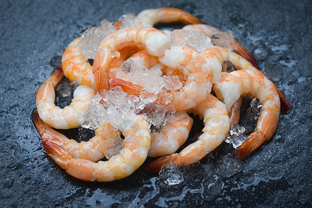 在海产食品餐厅煮有冰背景的熟虾成分高清图片素材