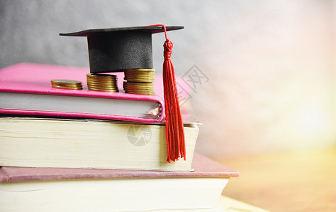 文凭在金融奖学金教育概念对在书桌和木上为赠款教育节省的硬币存款实行毕业上限背景