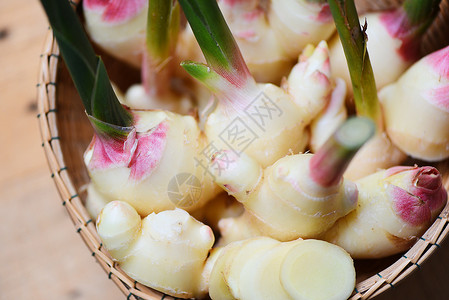 篮子上的姜根收获草药用天然和食物的新鲜青姜背景图片