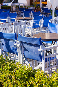 蓝白桌和椅子在希腊开放咖啡室户外餐厅暑假度胜地希腊开放咖啡室外餐厅图片