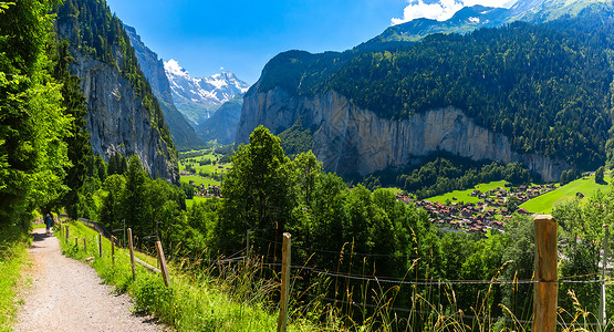 从温根步行到劳特布伦宁村的山道与斯陶巴赫瀑布和在瑞士阿尔卑斯山的劳特布伦宁墙一起瑞士背景图片
