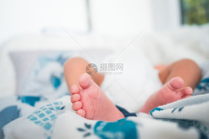 一个月大的婴儿男孩在睡觉图片