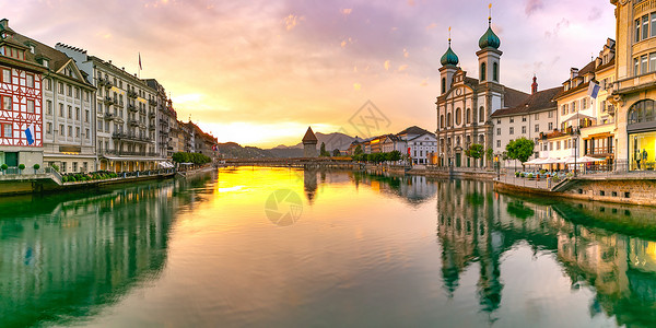 会和水塔全景瓦塞图尔姆在瑞士卢塞恩老城日出时沿鲁斯河的瓦塞图尔姆卢恩日出时瑞士卢塞恩背景图片