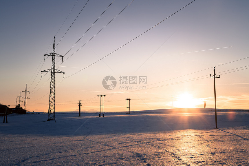奥地利雪田上的电塔日落风景图片