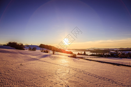 湖雪田和日落在奥地利沃勒西的风景图片