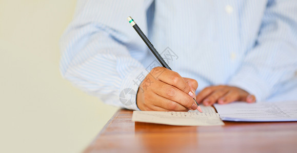 高中大学生在考试参加期末学生持有笔写在纸质回答单课堂教育学院上在考试室学习写作选择背景图片